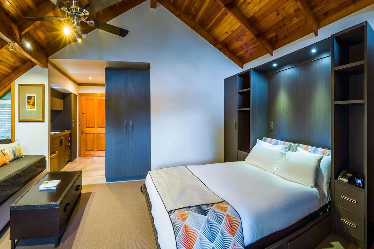 Familienzimmer, Mehrere Betten, Verbindungszimmer | 1 Schlafzimmer, Zimmersafe, Schreibtisch, Bügeleisen/Bügelbrett