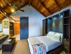 Perhehuone, useita sänkyjä, yhdistettäviä huoneita | Tallelokero huoneessa, työpöytä, silitysrauta/-lauta