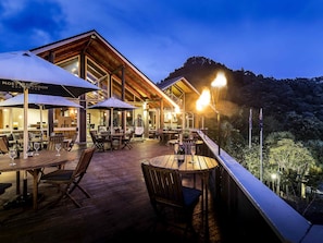 Se sirven desayunos, comidas y cenas con mesas al aire libre