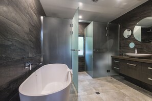 Douche, articles de toilette écologiques, sèche-cheveux