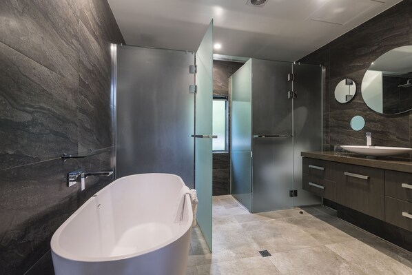 Douche, articles de toilette écologiques, sèche-cheveux