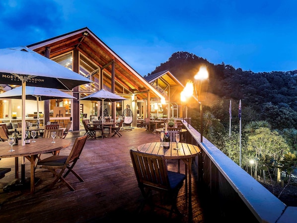 Se sirven desayunos y almuerzos, restaurante con mesas al aire libre 