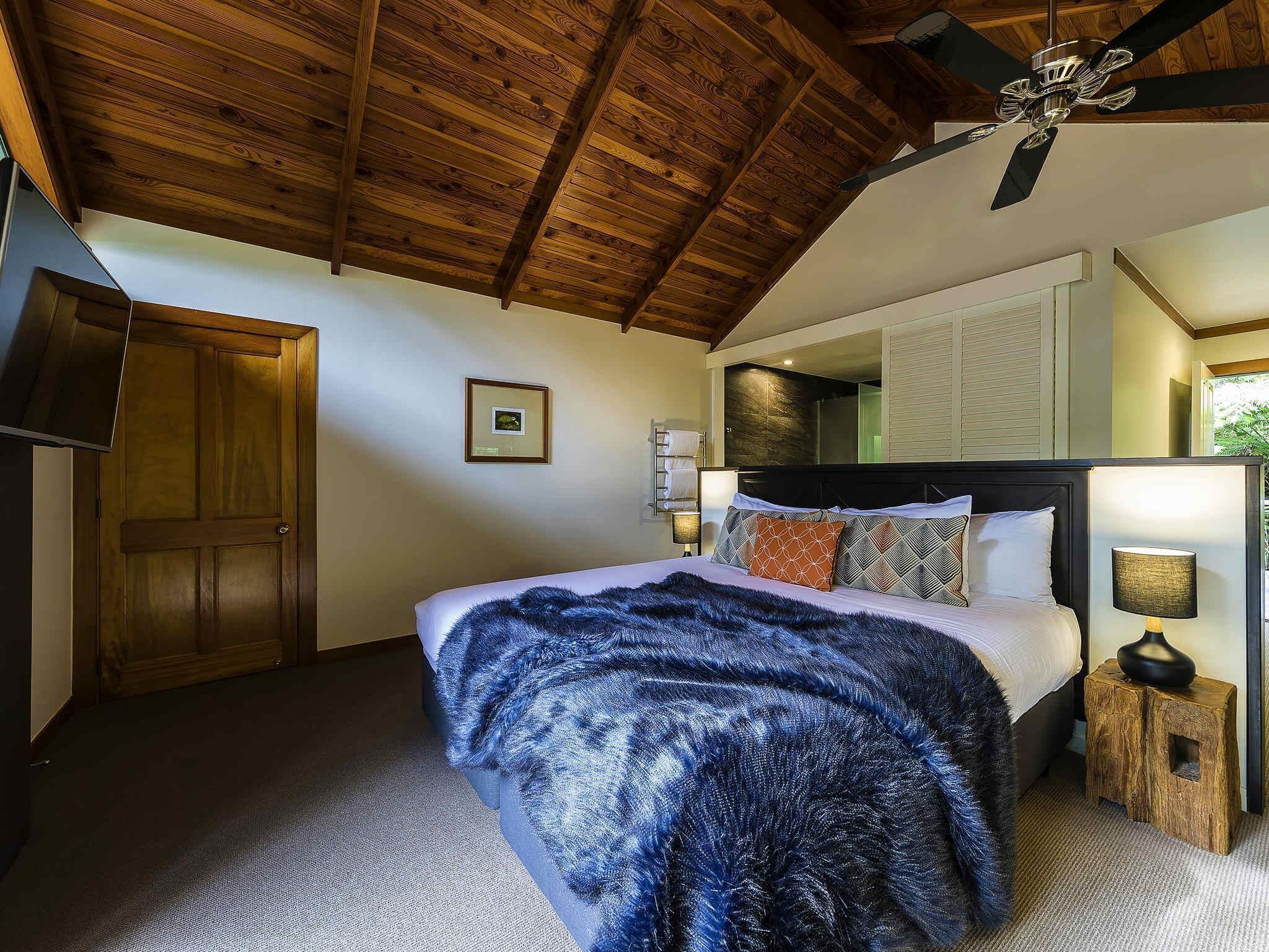 Chalet, 1 kingsize bed (Rimu) | Een kluis op de kamer, een bureau, een strijkplank/strijkijzer