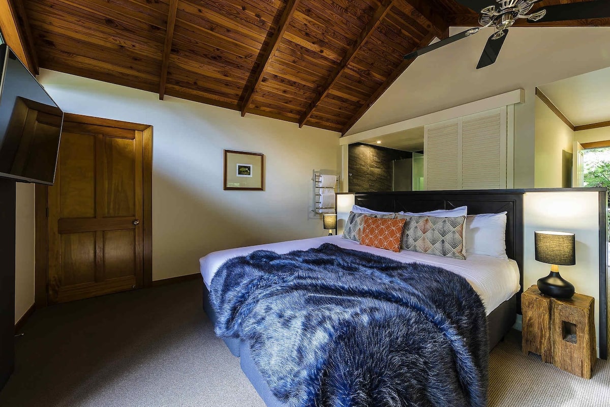 Chalet, 1 Katil Raja (King) (Rimu) | Peti besi dalam bilik, meja, seterika/papan seterika