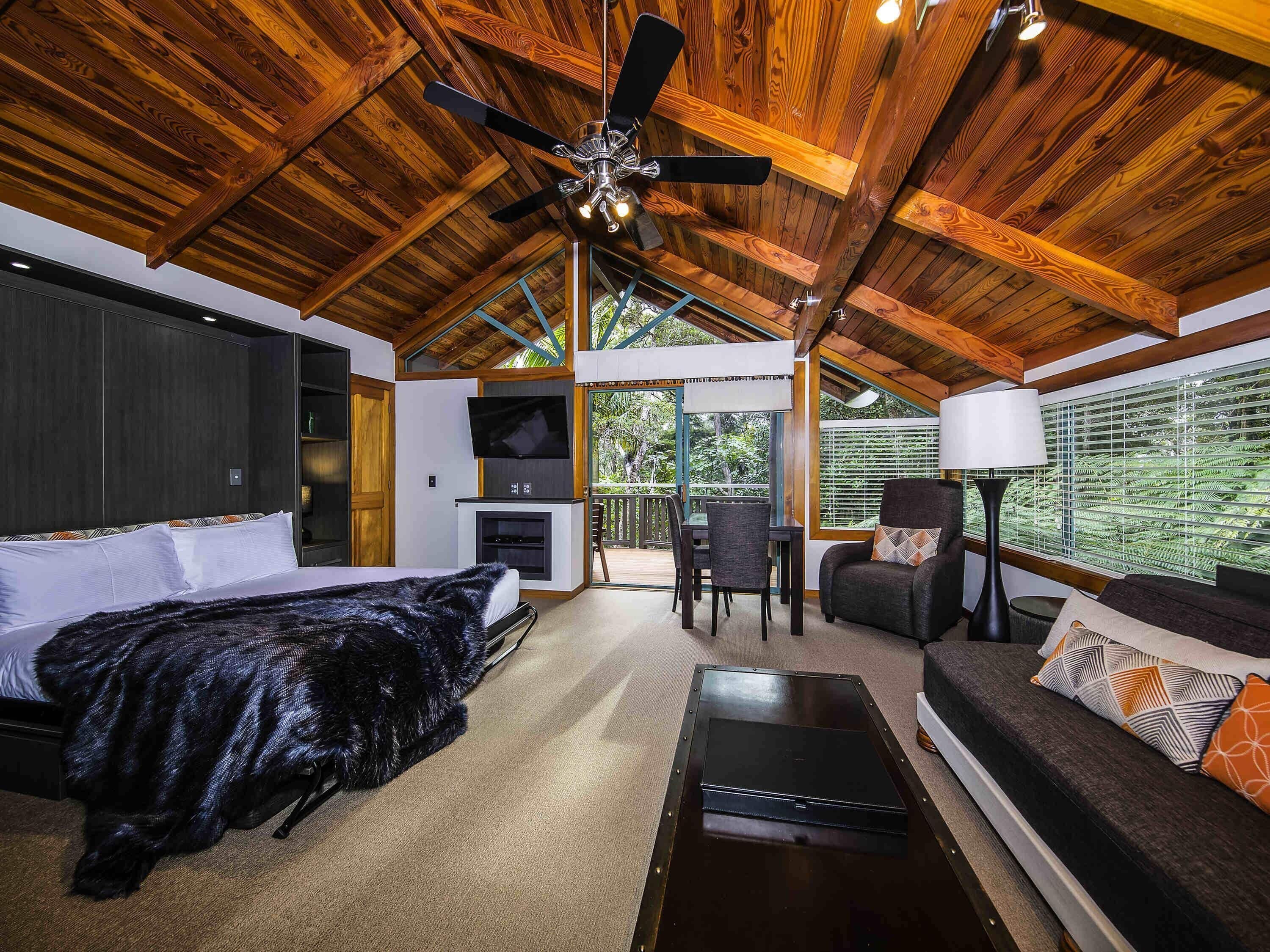 Chalet, 1 cama Queen size (Kauri) | Caja de seguridad en la habitación y escritorio 