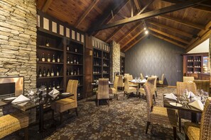 Serviço de café da manhã, almoço, jantar; restaurante ao ar livre