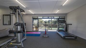 Ein Fitnessraum mit Cardio-Geräten, Laufband und Kraftmaschine.
