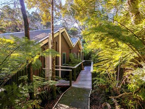 Chalet, 1 kingsize bed (Rimu) | Een kluis op de kamer, een bureau, een strijkplank/strijkijzer