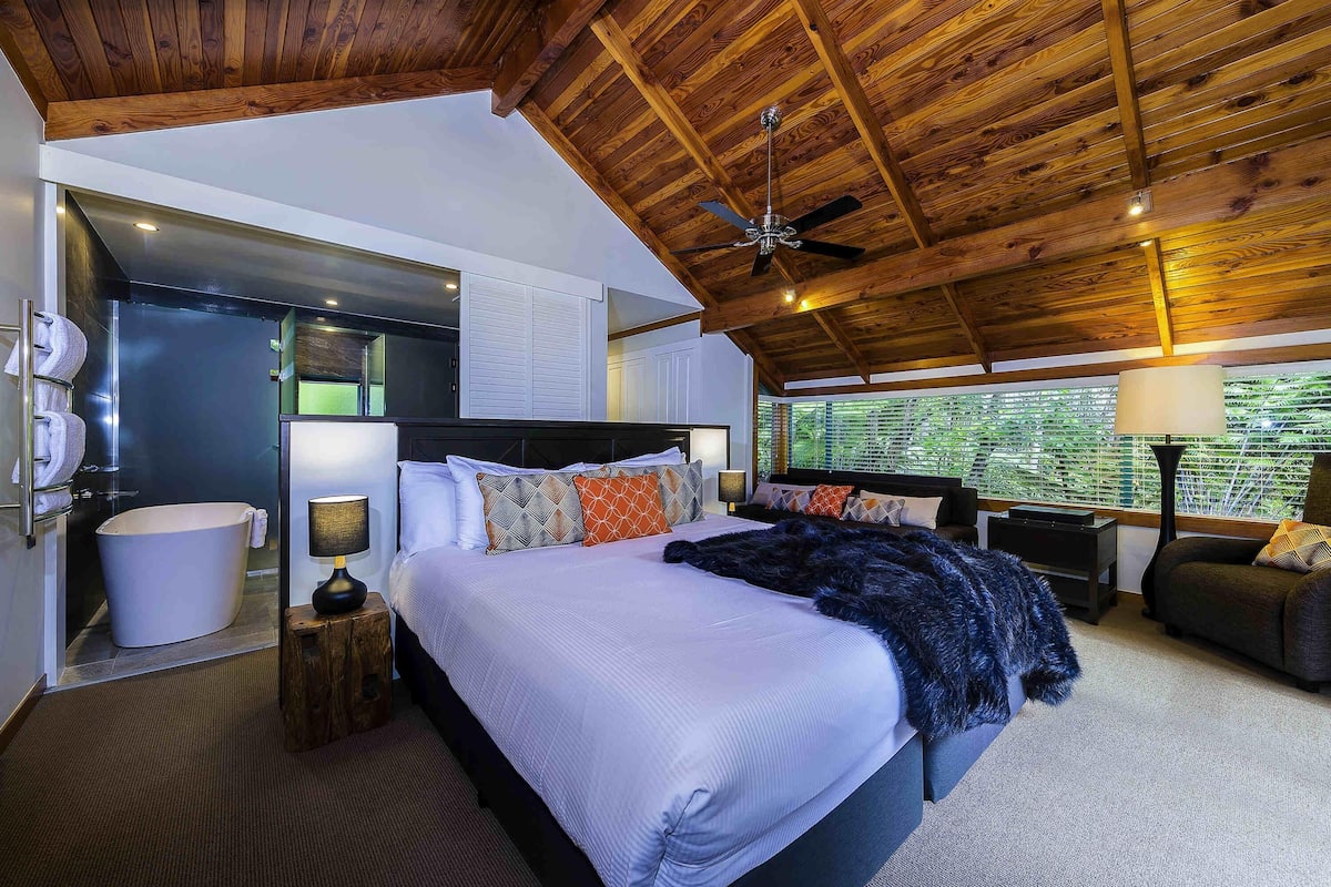chalet, 1 king bed (rimu) | 1 bedroom, in-room safe, desk, iron/ironing board