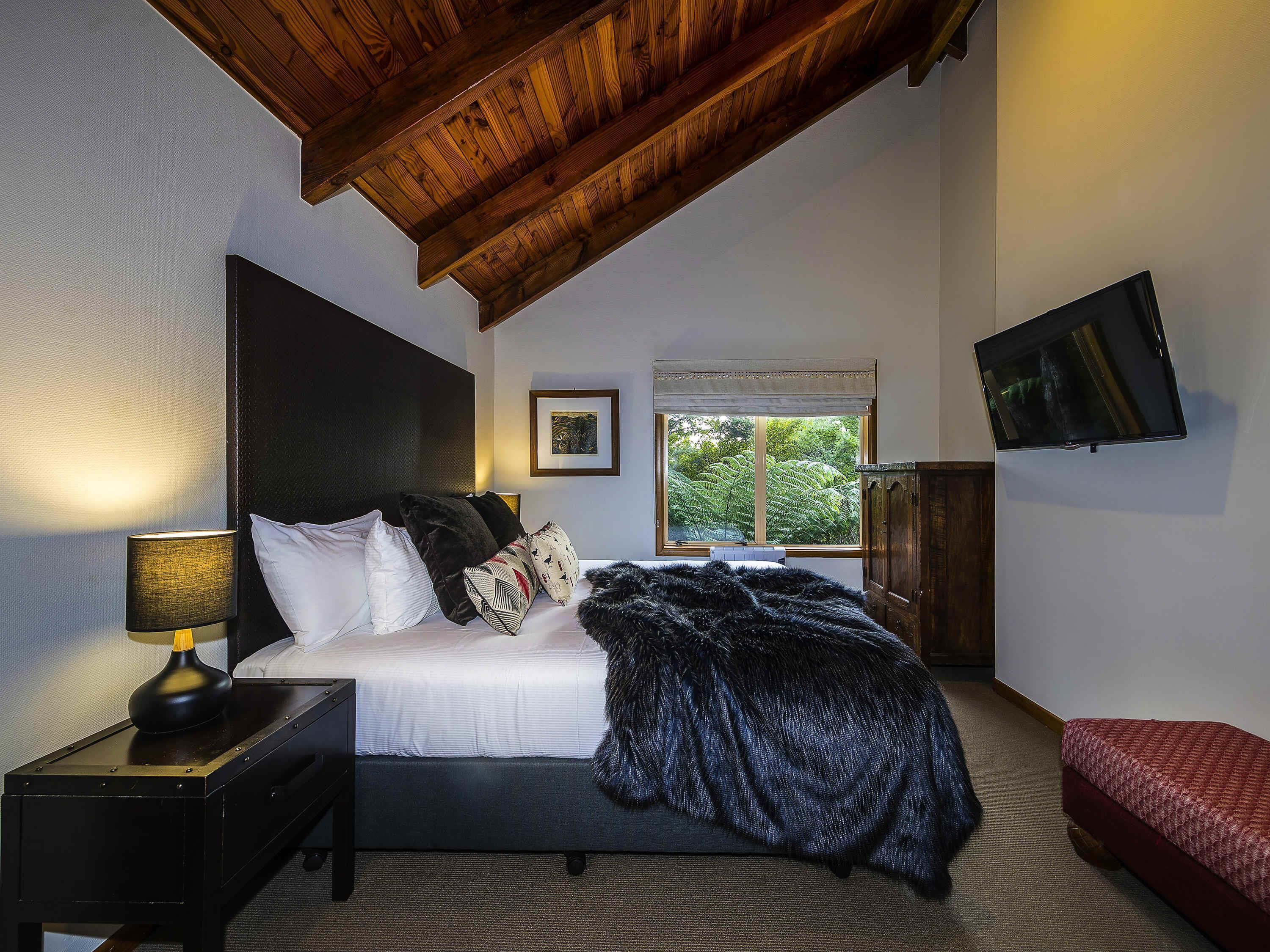 Coffres-forts dans les chambres, bureau, fer et planche à repasser