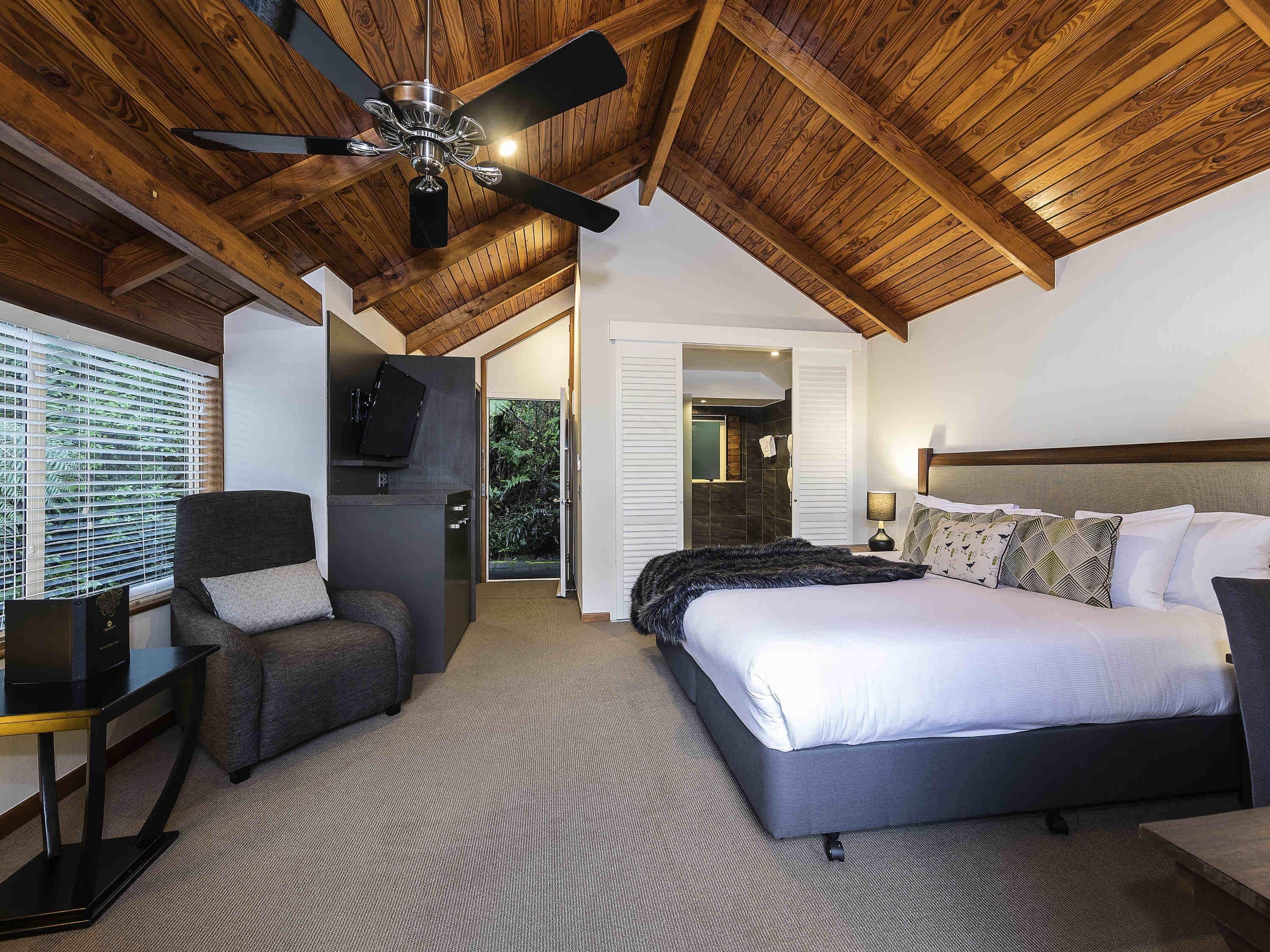 セーフティボックス (室内)、デスク、アイロン / アイロン台、ベビーベッド (無料)