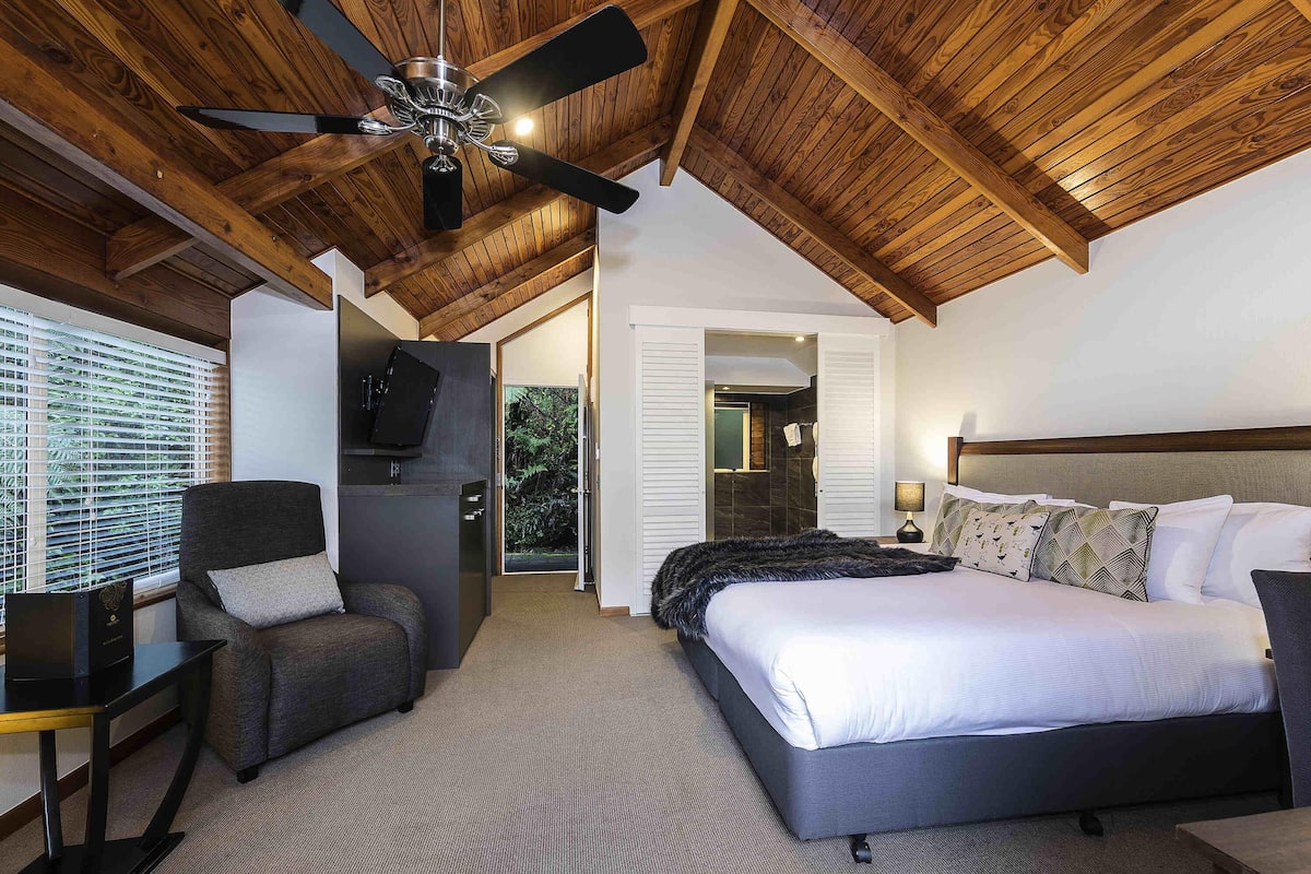 Värdeförvaringsskåp på rummet, skrivbord och strykjärn/strykbräda