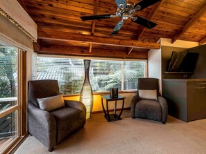 Room, 1 King Bed (Tawa Treehut)