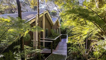 Chalet, 1 King Bed (Rimu) | 1 bedroom, in-room safe, desk, iron/ironing board