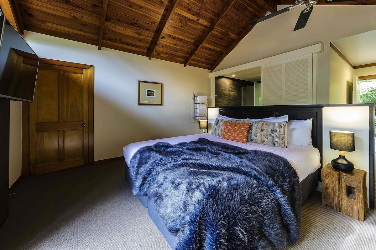 Chalet, 1 King Bed (Rimu) | In-room safe, desk, iron/ironing board, free cots/infant beds