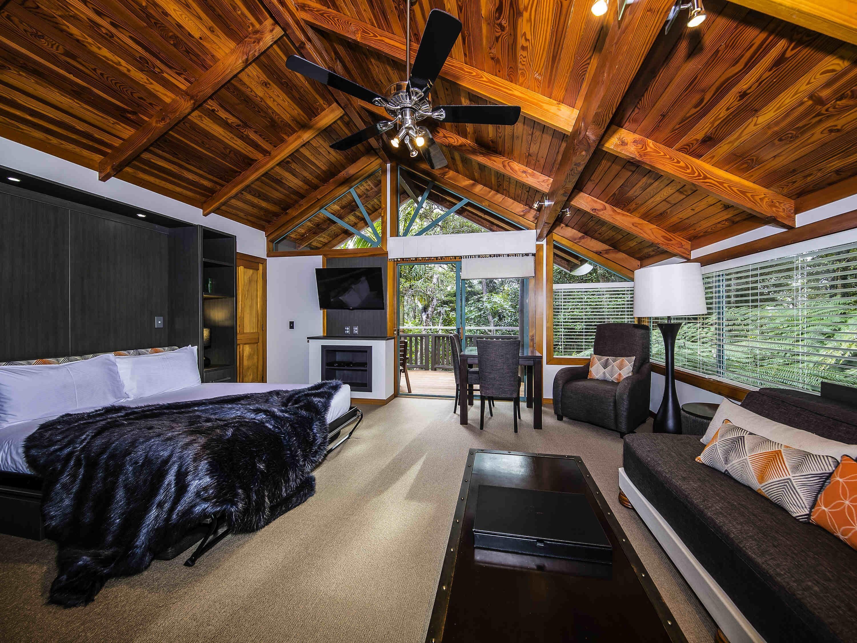 Chalet, 1 grand lit (Kauri) | Coffre-fort, bureau, fer et planche à repasser, lit de bébé (gratuit)