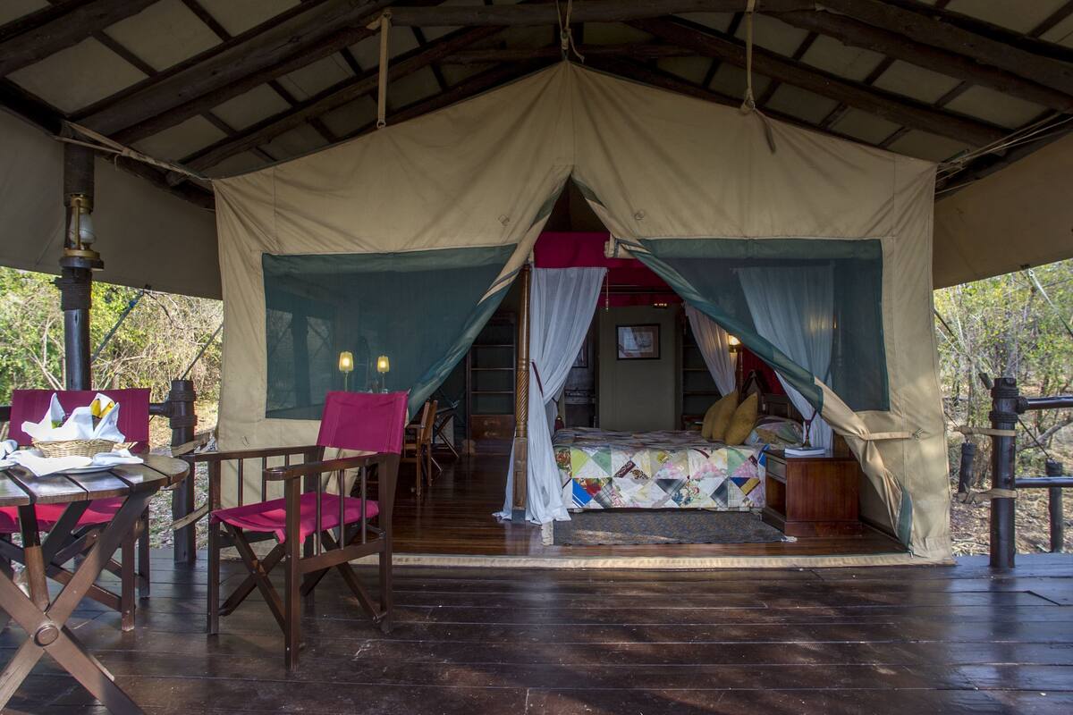 Standard Tent | Peralatan tempat tidur premium, meja, Wi-fi percuma, cadar katil 