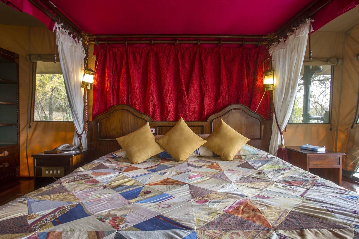 Peralatan tempat tidur premium, meja, Wi-fi percuma, cadar katil 