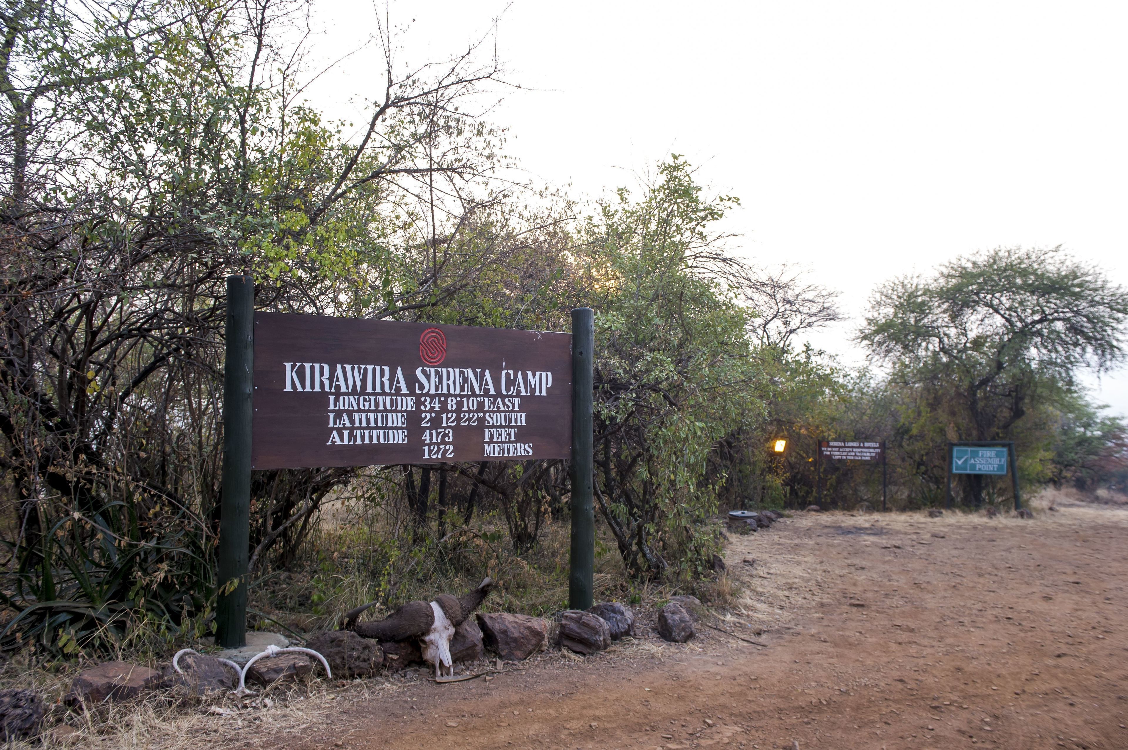 Señal de Kirawira Serena Camp con información sobre coordenadas y altitud.
