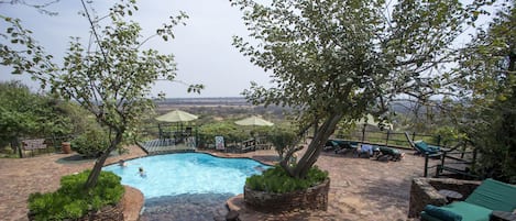 Una piscina al aire libre