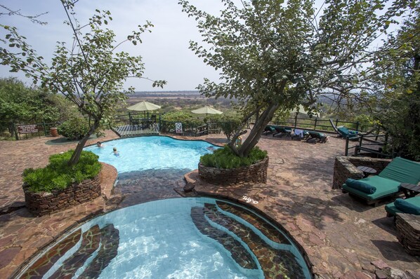 Una piscina al aire libre