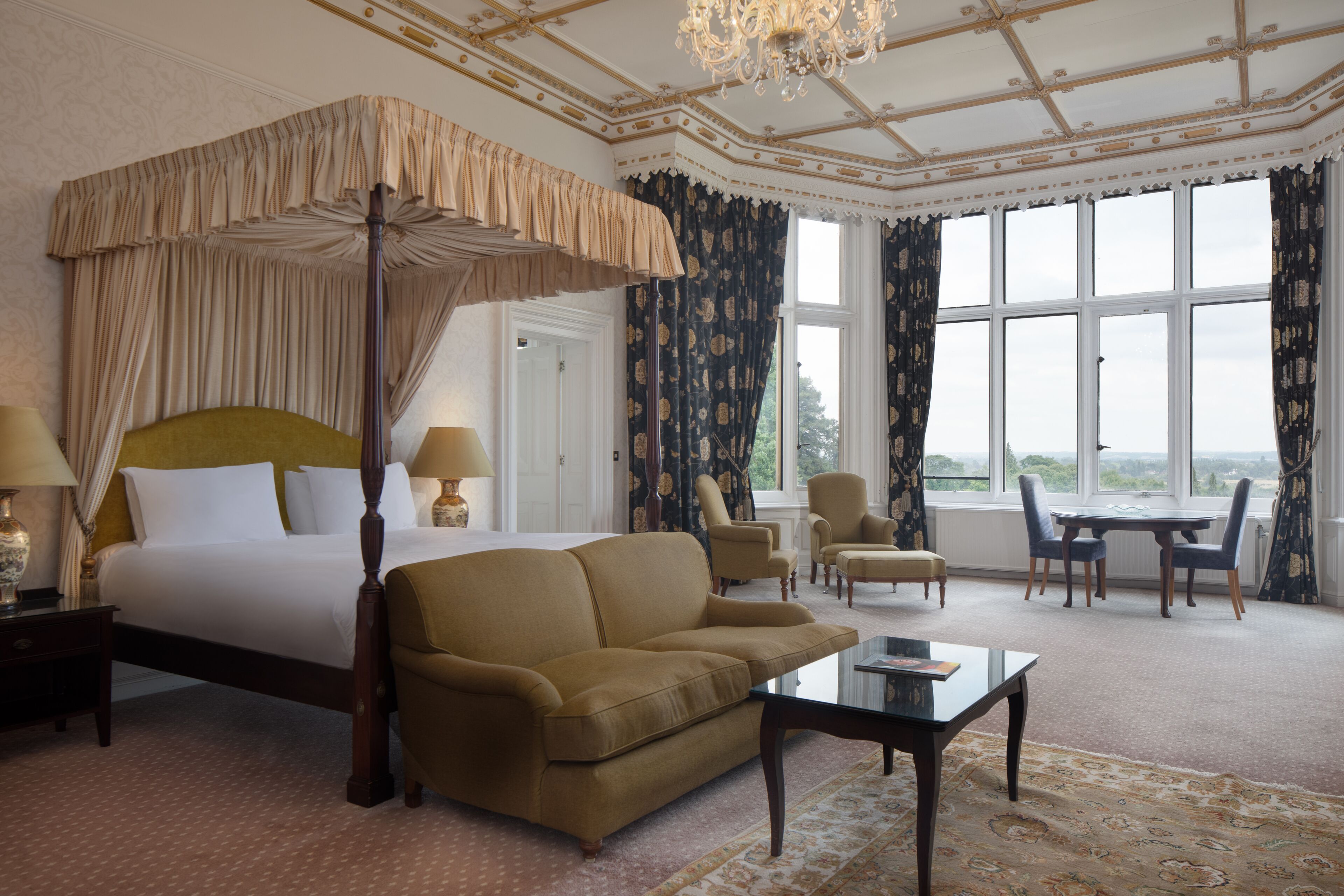 Hochwertige Bettwaren, Schreibtisch, laptopgeeigneter Arbeitsplatz