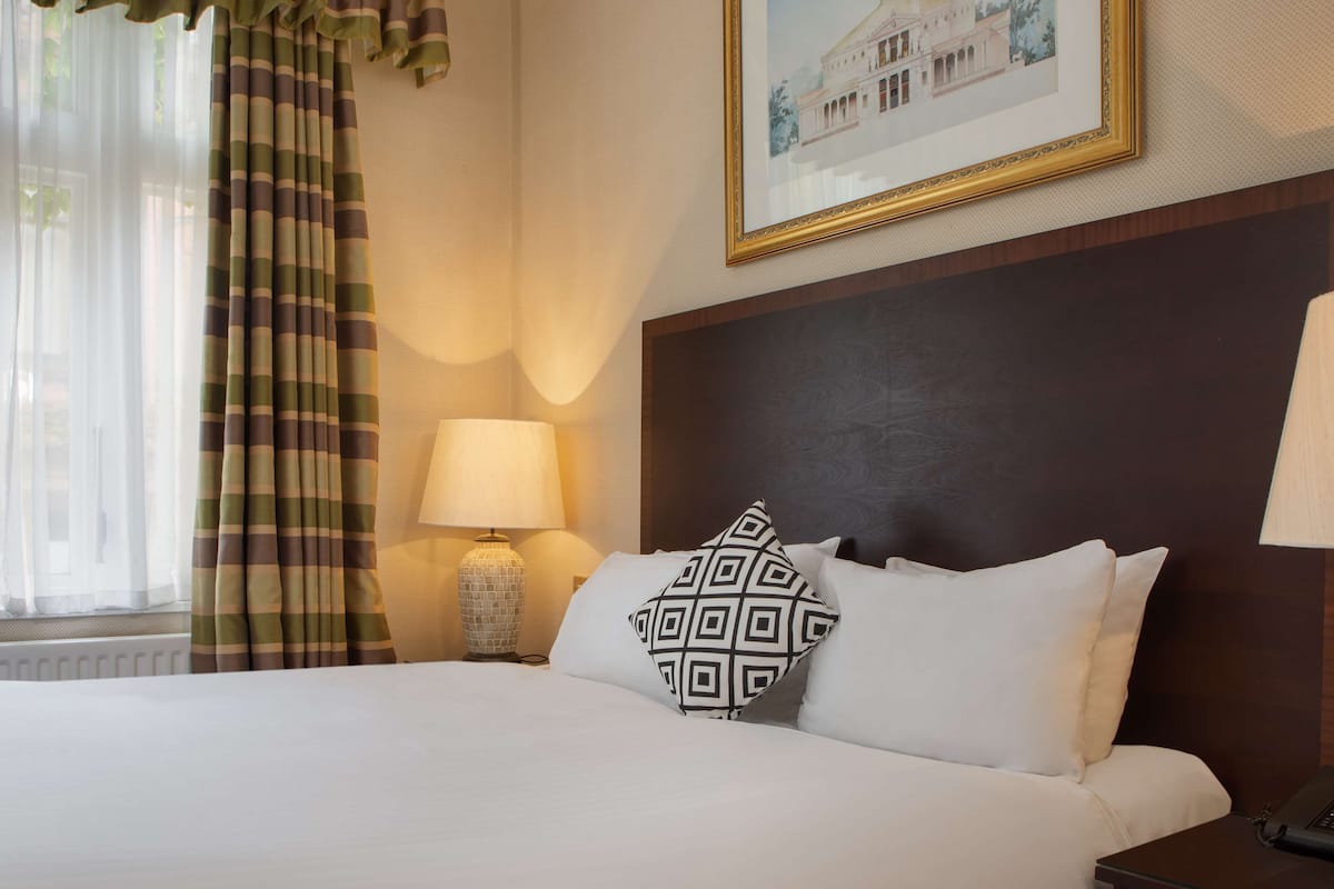 family room, 1 double bed, non smoking (with sofabed) | premium bedding, desk, laptop workspace, iron/ironing board