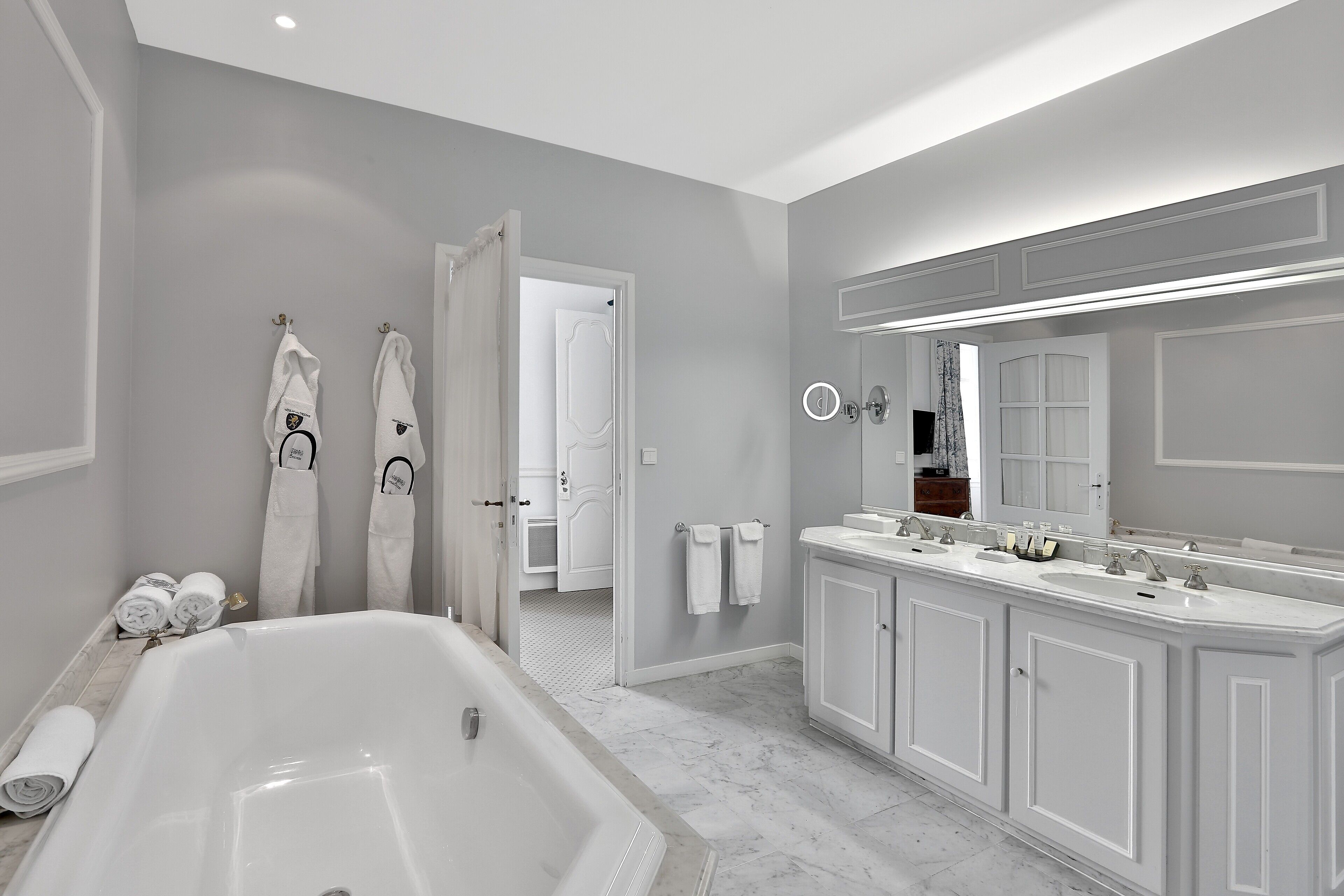 classic room | bathroom | combined shower/bathtub, designer toiletries, hair dryer, bathrobes