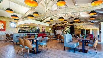 2 nhà hàng, phục vụ bữa sáng, bữa trưa, bữa tối, món Pháp