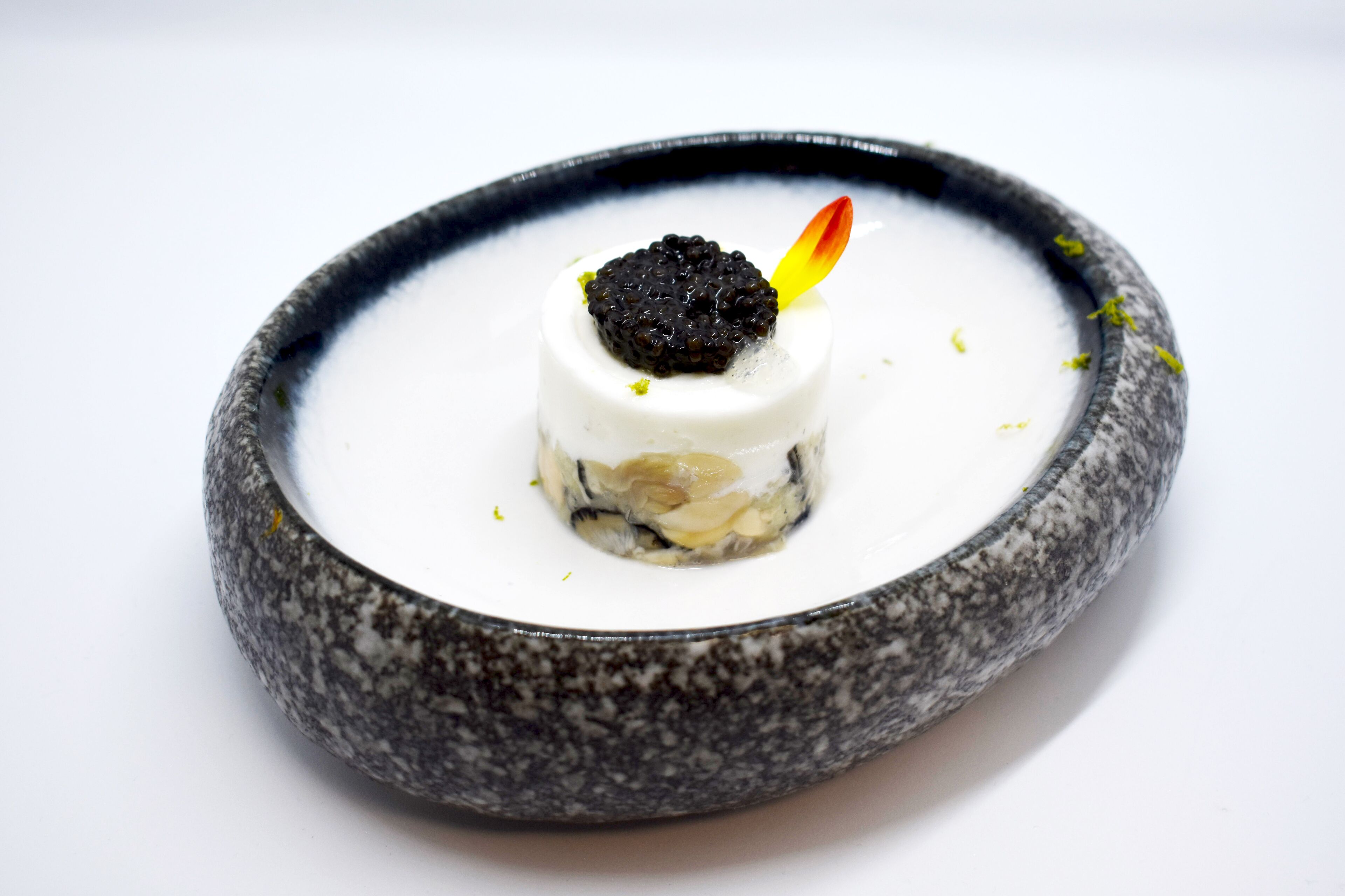 Een dessert op een rond bord met een uniek ontwerp.