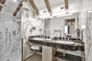 Ensemble baignoire-douche, articles de toilette griffés