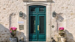 A reception door with a green door and a sign above it. - Château des Vigiers (Monestier)