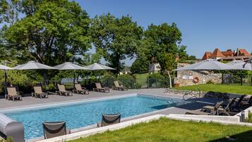 Piscine couverte, piscine extérieure, parasols de plage