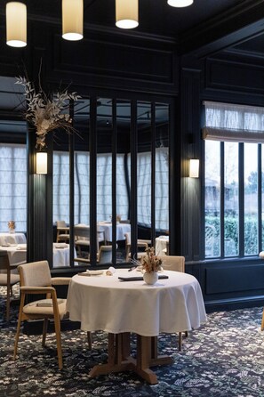 2 restaurants, lunch, dinner served; French cuisine 