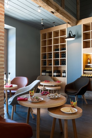 2 restaurants servant le déjeuner et le dîner