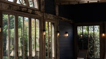 Piscine extérieure, parasols de plage, chaises longues