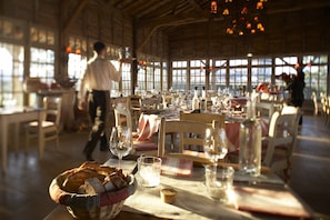 2 restaurants, lunch, dinner served; French cuisine