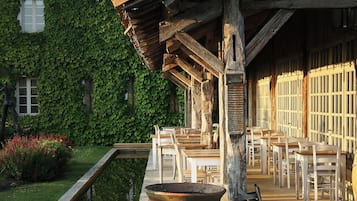2 restaurants, lunch, dinner served; French cuisine