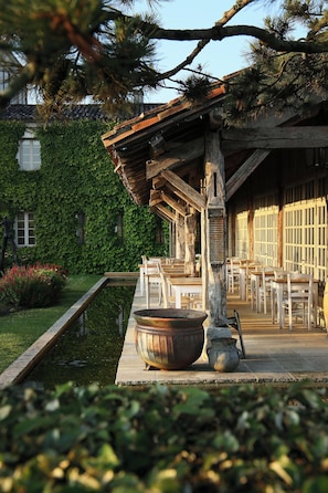 2 restaurants, lunch, dinner served; French cuisine