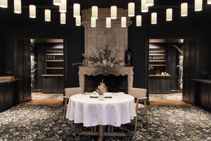 2 restaurants, lunch, dinner served; French cuisine  - Hôtel Les Sources de Caudalie (Martillac)