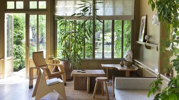 Coin salon dans le hall