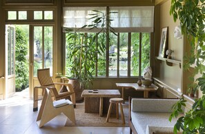 Coin salon dans le hall