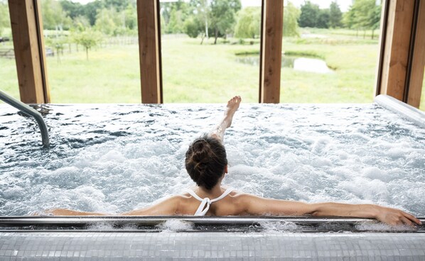 Couples treatment room(s), hot tub, steam room