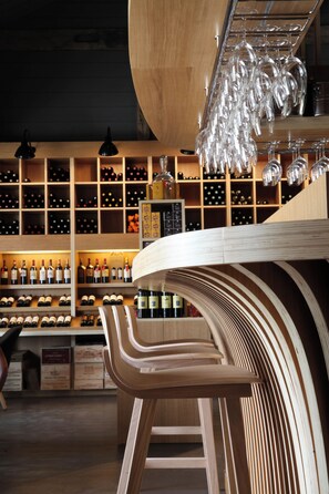 2 restaurants, lunch, dinner served; French cuisine