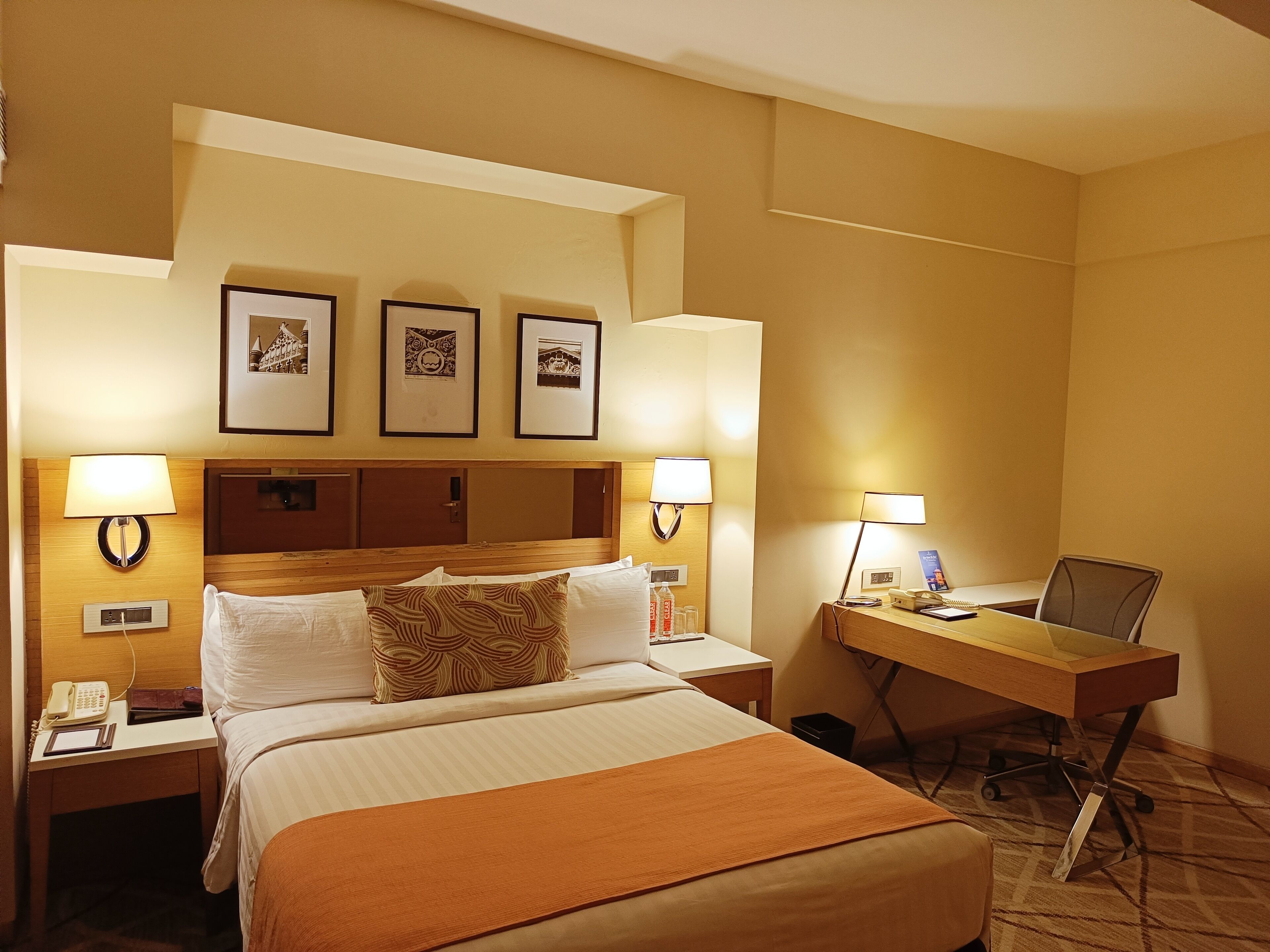 standard room, 1 double bed | premium bedding, minibar, in-room safe, desk