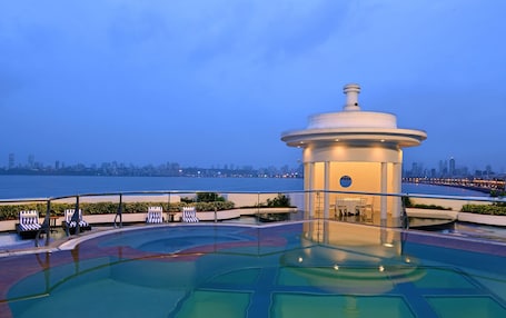 Una piscina al aire libre, sombrillas