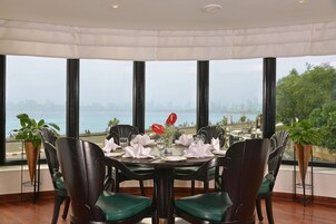 Breakfast, lunch, dinner served; sea views 