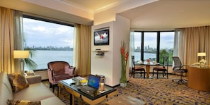 Suite, 1 Doppelbett (Special) | Hochwertige Bettwaren, Minibar, Zimmersafe, Schreibtisch