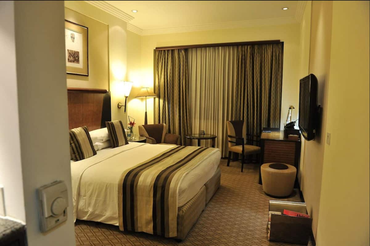 Minibar, brankas, meja kerja, dan ruang kerja ramah laptop