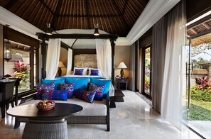 Minibar, in-room safe, individually decorated, desk - Kamandalu Ubud (Ubud)